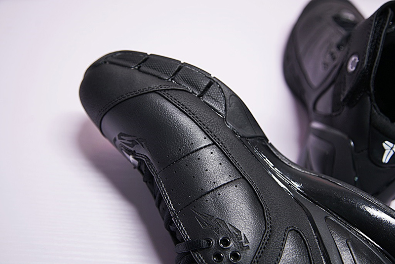 Nike Zoom Huarache 2K5 OG 系科比签名征战篮球鞋黑银勾 图片3
