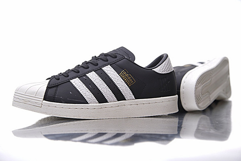 Adidas  Undefeated x Adidas Consortium Superstar 2  80s经典贝壳头板鞋 蛇纹黑白 图片1