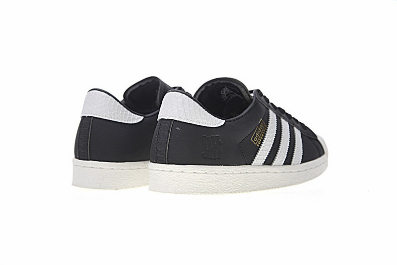 Adidas  Undefeated x Adidas Consortium Superstar 2  80s经典贝壳头板鞋 蛇纹黑白 图片4