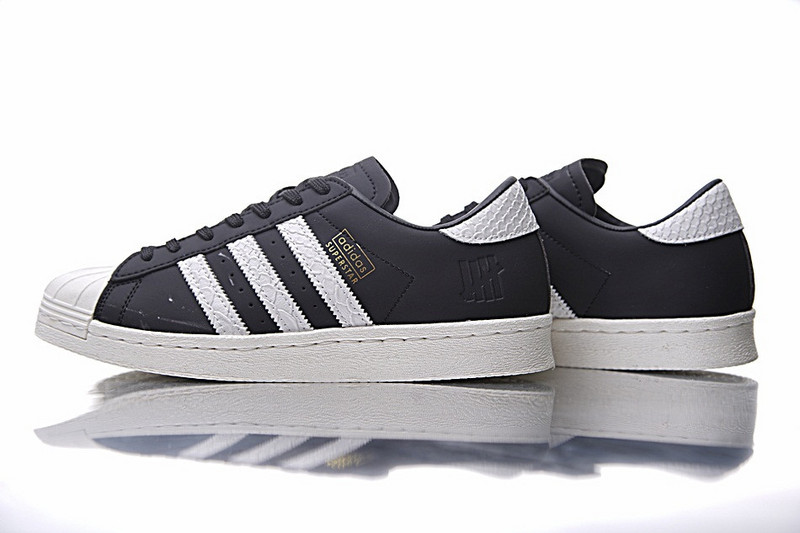 Adidas  Undefeated x Adidas Consortium Superstar 2  80s经典贝壳头板鞋 蛇纹黑白 图片5