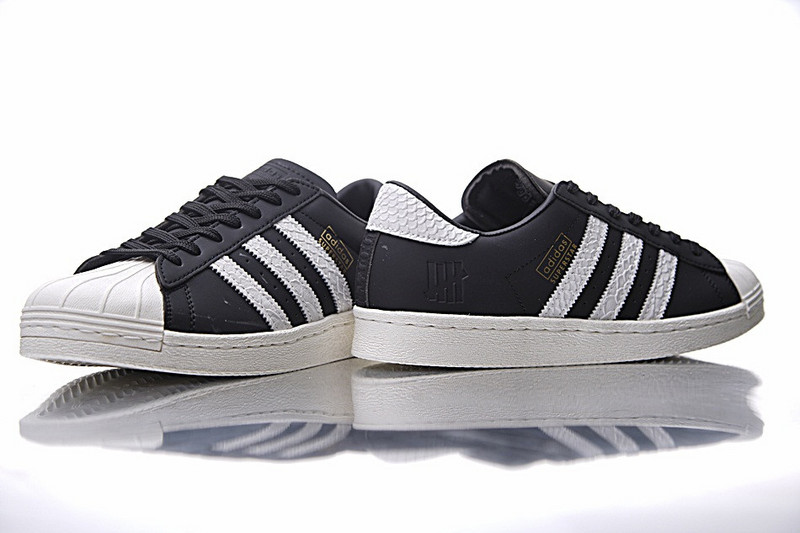 Adidas  Undefeated x Adidas Consortium Superstar 2  80s经典贝壳头板鞋 蛇纹黑白 图片9