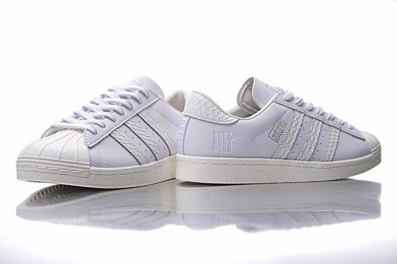 Adidas  Undefeated x Adidas Consortium Superstar 2  80s经典贝壳头板鞋 蛇纹白 图片9