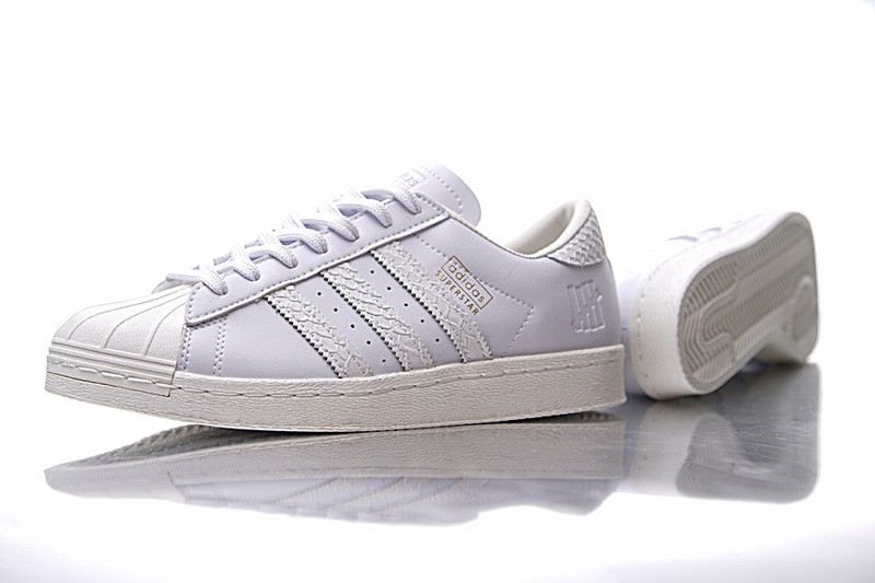 Adidas  Undefeated x Adidas Consortium Superstar 2  80s经典贝壳头板鞋 蛇纹白 图片11