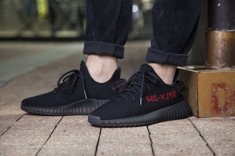 Adidas Yeezy Boost 350 V2 椰子鞋黑红字 图片2