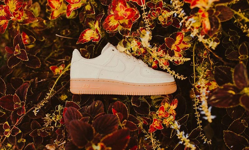 NIKE WMNS AIR FORCE 1 07 SE空军一号经典低帮板鞋沙色生胶黄 图片2