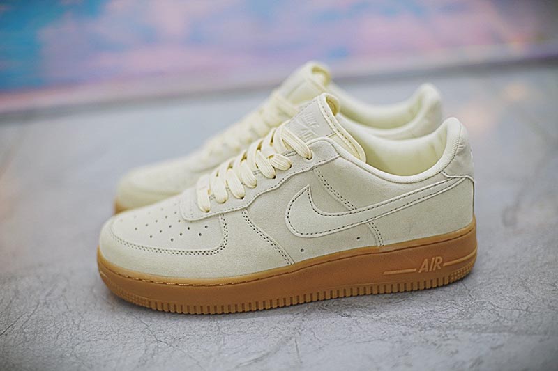 NIKE WMNS AIR FORCE 1 07 SE空军一号经典低帮板鞋沙色生胶黄 图片1