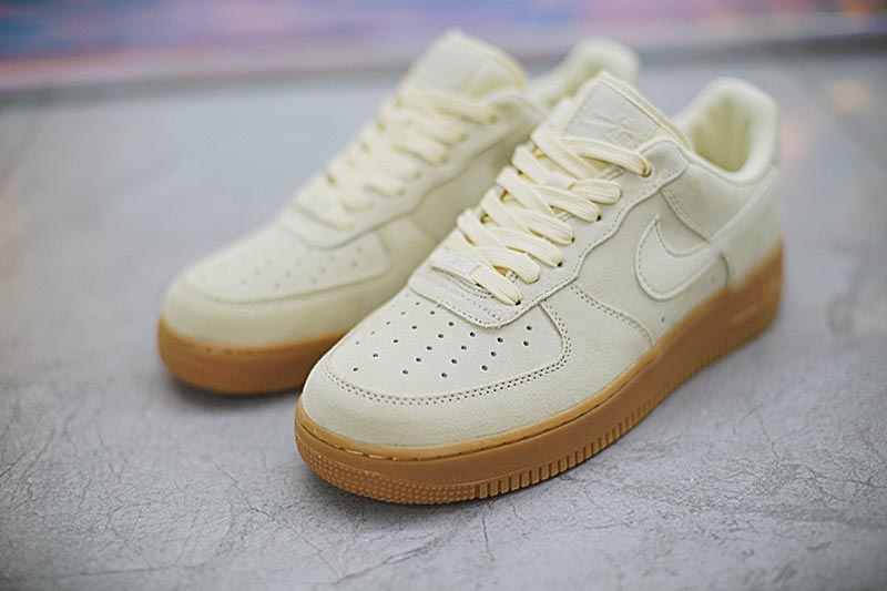 NIKE WMNS AIR FORCE 1 07 SE空军一号经典低帮板鞋沙色生胶黄 图片3