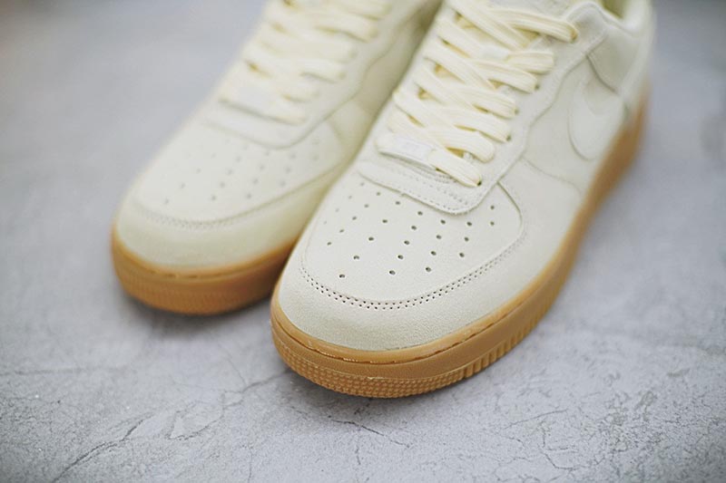 NIKE WMNS AIR FORCE 1 07 SE空军一号经典低帮板鞋沙色生胶黄 图片5