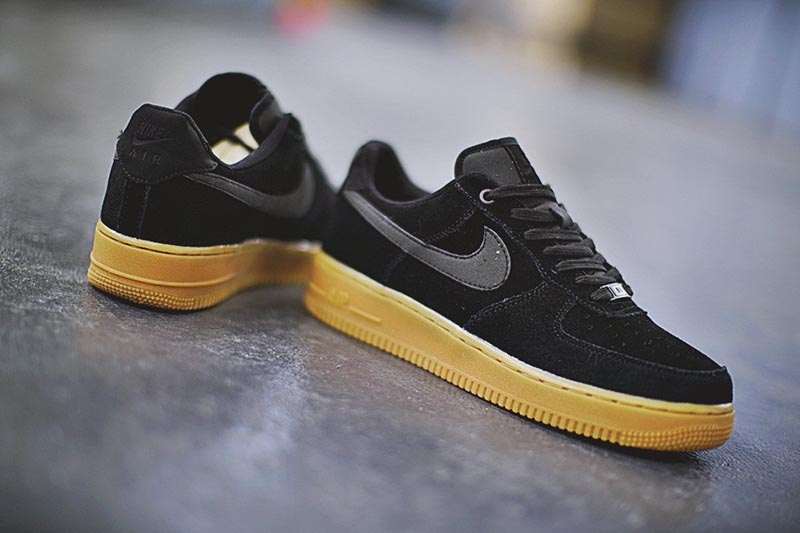 NIKE WMNS AIR FORCE 1 07 SE空军一号经典低帮板鞋黑灰生胶黄 图片5