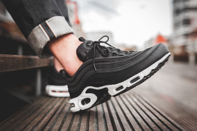 Nike Air Max 97 Plus TN 混合复古气垫慢跑鞋 黑白