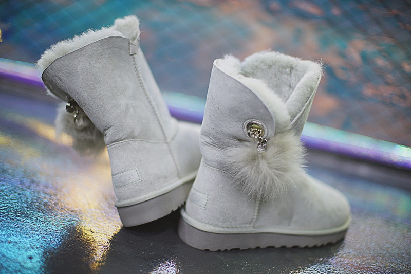 UGG W Irina 施华洛世奇水钥匙扣加蓬蓬毛中帮雪地靴  浅灰 图片2