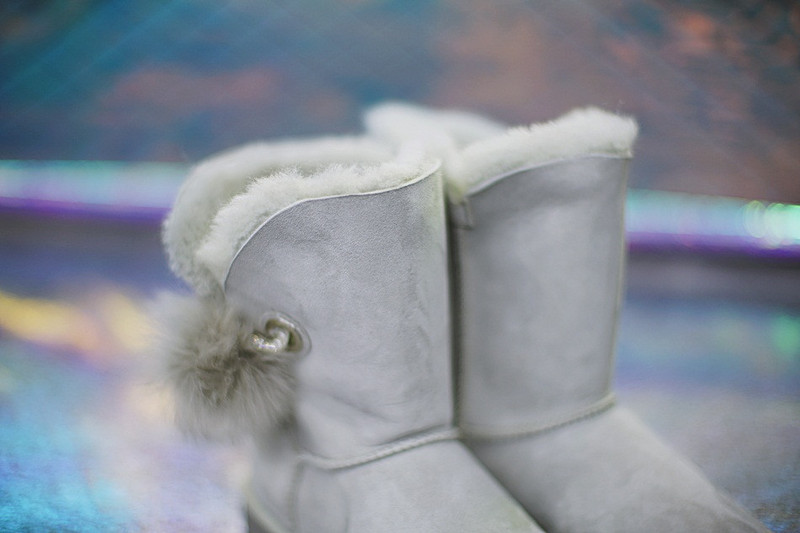 UGG W Irina 施华洛世奇水钥匙扣加蓬蓬毛中帮雪地靴  浅灰 图片7