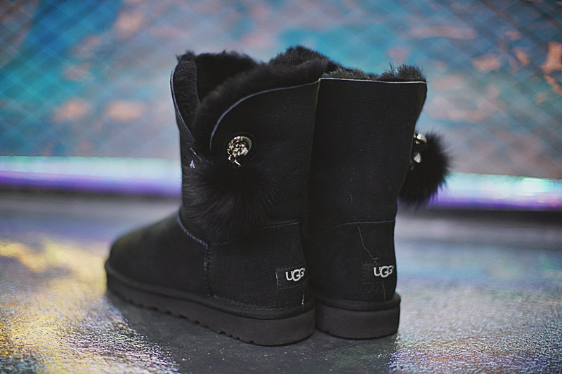 UGG W Irina 施华洛世奇水钥匙扣加蓬蓬毛中帮雪地靴  全黑 图片3