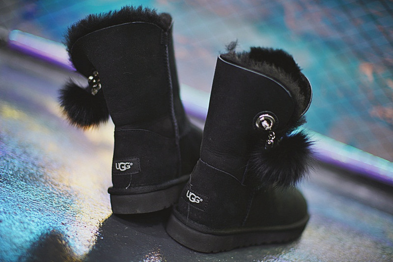 UGG W Irina 施华洛世奇水钥匙扣加蓬蓬毛中帮雪地靴  全黑