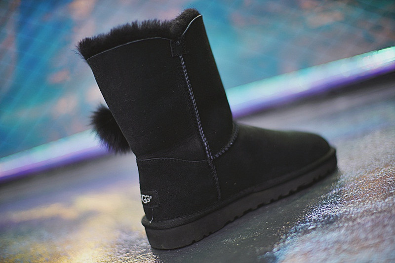 UGG W Irina 施华洛世奇水钥匙扣加蓬蓬毛中帮雪地靴  全黑 图片10