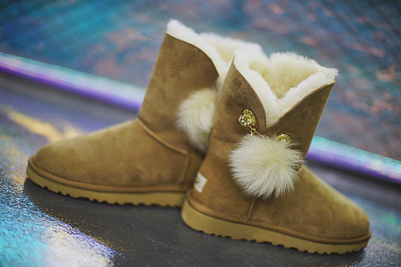 UGG W Irina 施华洛世奇水钥匙扣加蓬蓬毛中帮雪地靴  驼色 图片5