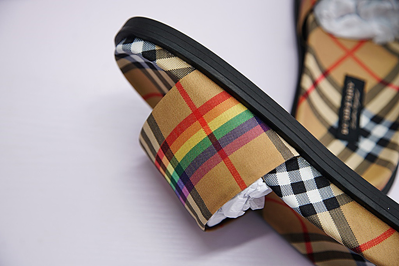Burberry Rainbow Vintage Check Slides 复古平底拖鞋复古黄彩虹格子布 图片5